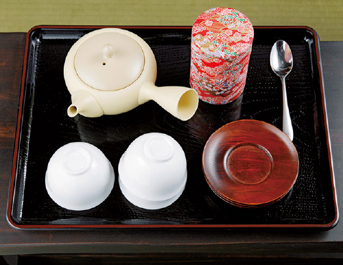 緑茶を淹れるための茶器一式。茶筒、急須、ティースプーン、湯のみ、茶たくの他、お盆、ふきん、タイマーも用意するとよい。