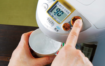 お湯は一度沸騰させて保温しておく。人数分の湯のみに八分目ほどお湯を注ぎ、湯冷ましする。湯のみを温め、お湯の量を計る意味も。