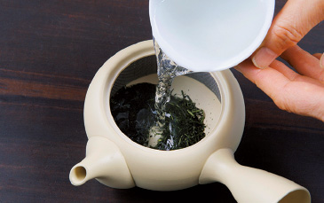 湯のみのお湯をゆっくり急須に注ぎ、蓋をして葉が開くまで30秒~1分待つ。70~80度が適温。