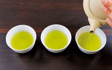 それぞれの湯のみに少量ずつ注ぐ「廻(まわ)し注(つ)ぎ」をする。最終的に均等な量と濃さになるように、何度か注ぎ分ける。