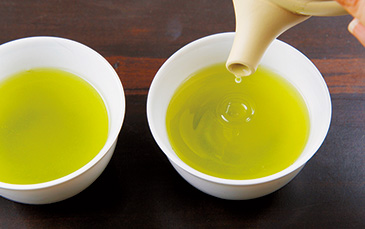 急須のお茶は最後の一滴まで注ぐ。急須を軽くたたいて茶葉を中央に置き、蓋をずらしておくと蒸れずに二煎目もおいしく淹れられる。