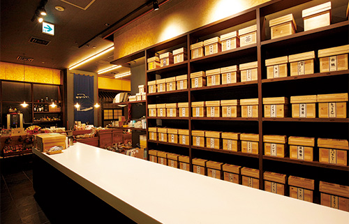日本橋COREDO室町1にある、ダントン氏の日本茶専門店「おちゃらか」には、40種類以上のオリジナルフレーバー茶が並ぶ。