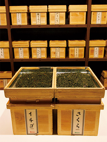 店内に並ぶフレーバー茶の茶箱。フレーバーは果物が中心。