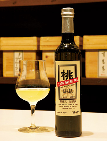 ワインのように楽しめる、緑茶ベースの「水出しボトル〈桃〉」500ミリリットル・・税込み2,916円。