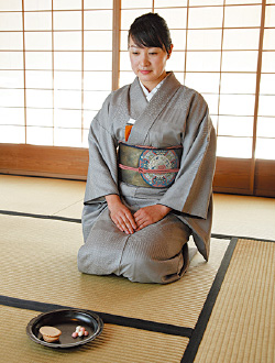 薄茶席で菓子が運ばれてきたら、隣の方にお辞儀をして「お先に」とあいさつをします。