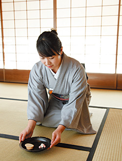 次に、両手で菓子器を少し持ち上げ、「いただきます」という感謝の気持ちを表します。