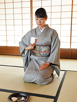 菓子器を元の位置に戻し、懐紙を取り出し、折り目のほうを手前にして膝の前に置きます。