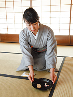 両手で菓子器を持ち、隣の方へ送ります。菓子は懐紙ごと手に取って手でいただきます。