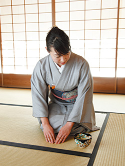 薄茶が運ばれたら、茶碗を畳のへり内の隣の方との間に置き、「お先に」とあいさつします。