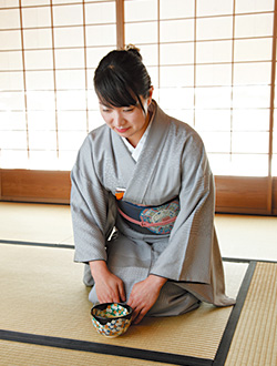 茶碗を自分の膝の前に移し、「お点前ちょうだいいたします」とお茶を点ててくださった方に一礼を。