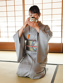 数回に分けていただき、右手の親指と人さし指で飲み口を左から右へぬぐい、指を懐紙で拭きます。