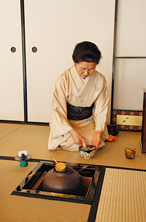 お茶を点てるお点前の美しい所作や、季節に合わせてそろえられた茶道具を間近で見ることができる。