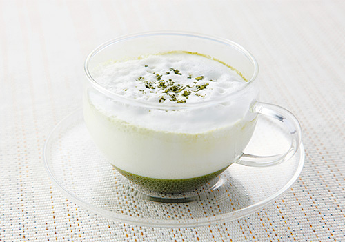 抹茶の苦みと牛乳の甘みは相性抜群。牛乳は泡立ててカフェのメニュー風に。