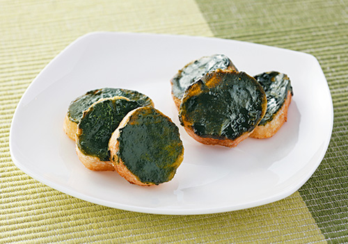 バターで焼いた麩に2種類の抹茶シロップを塗り、カリカリスイーツに。