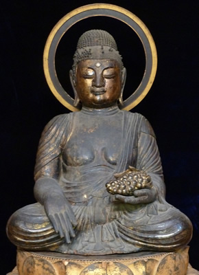 ぶどうを手にした薬師如来像 写真提供／大善寺