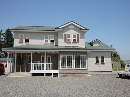 2年前に完成したご自宅。夜はプラネタリウムのような満天の星を楽しめる。