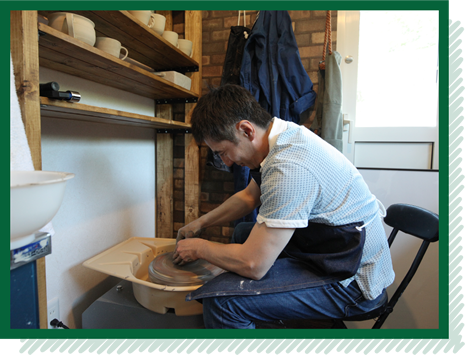 自宅に趣味の部屋を作り、電動ロクロを設置しました。陶芸や家具作りなどしてます。