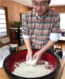 今やそば教室を開き、近所の人たちに教えるほどの腕前に。