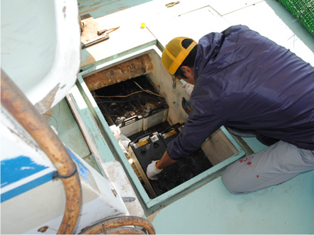 研修期間中の永倉さん。船のメンテナンスをしているところ。写真提供／大分県漁業協同組合佐賀関支店