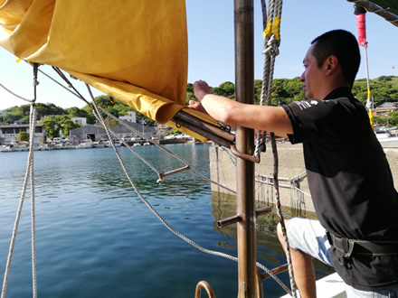 船の向きをスパンカーで調整。こうすると逆風でも船はまっすぐ安定して進む。