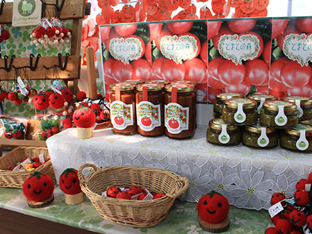 収穫したトマトは、ジャム、シロップ漬け、ソフトクリーム、ジュースなどに加工され、園内で販売されている。