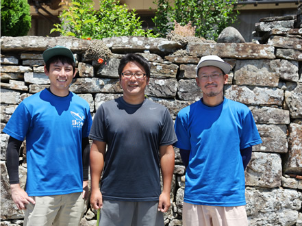 フラットアワーの越智雄一郎さん（35歳／右）、水産学者の須崎寛和さん（34歳／中央）。