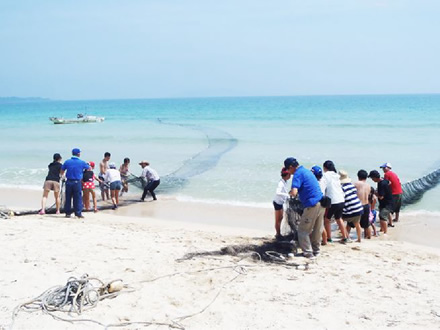 五島市の地引き網体験の様子。