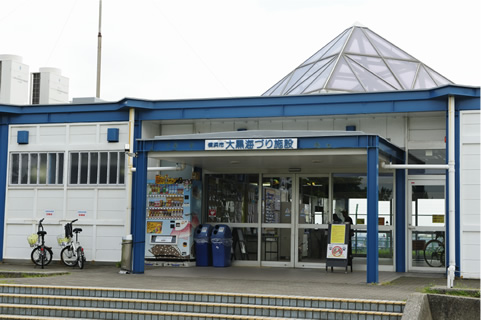 ほとんどの海釣り公園にはこのような管理棟がある。大黒海づり施設には、休憩所や飲食の自動販売機もあり、初心者でも釣りを楽しむことができる。