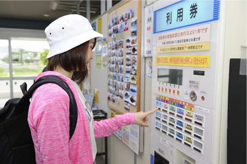 施設や釣り場の利用券を入場の際に購入する。大黒海づり施設では、大人900円で利用できる。