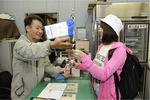 管理棟の売店で、リール付きの釣りざおをレンタル。サビキ仕掛けを購入すれば、その場で装着してもらえる。