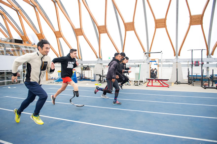 アジアの4選手と、レバノンのパラリンピアンを指導したときの様子。