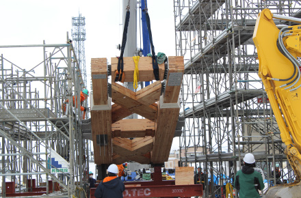 柱ユニット組み立て中の様子。