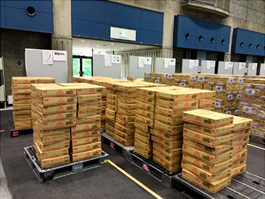 物流拠点に集められた日清食品の支援物資。