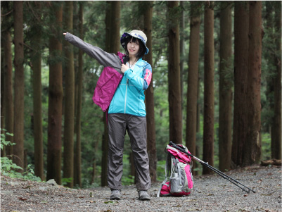 ジャケットとパンツで分かれたタイプが着替えやすくて便利。