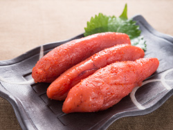 スケトウダラの卵巣を原料とし、辛子漬けにしたものを辛子明太子と呼ぶ。