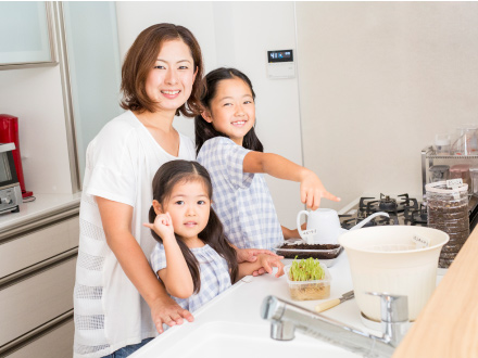 千葉県浦安市在住の三浦さんと、8歳と4歳の娘さん