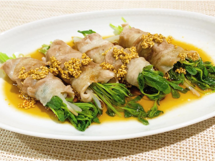 豆苗ともやしを豚肉で巻いて蒸し料理