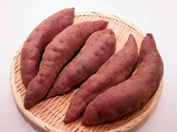 五郎島金時は、石川県金沢市の五郎島、粟ヶ崎地区や内灘砂丘を主な生産場所とするさつまいも。