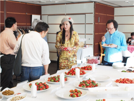 「銀座いちご祭」でさまざまな品種の食べ比べをする「銀座いちご倶楽部」代表のRumiっちさん（中央）と参加者。