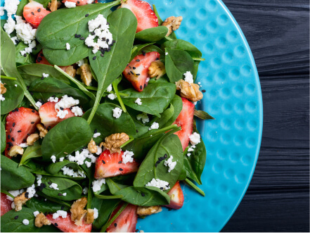 ヨーロッパなどで食べられているいちごとほうれん草のサラダ。
