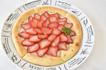 マスカルポーネチーズにいちごのスライスをトッピングして、菊の花のように仕上げてある。いちごを少し焼くことで、甘みと酸味がチーズと合うように工夫しているデザートピザ。