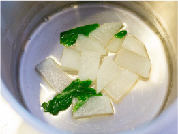 切ったかぶと葉を耐熱容器に入れ、600ワットのレンジで2分半ほど加熱しても柔らかくなります。水は加えなくてよいです。