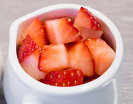 いちご2個を1センチ程度の角切りにしておく。