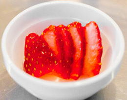 いちご1個を飾り用として、縦に薄切りにしておく。