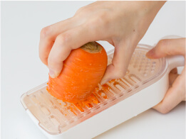 にんじんは皮ごとすりおろす。