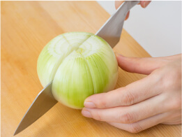 玉ねぎは上下を少しだけ切り、根元を切り落とさないように縦6等分に切込みを入れる。