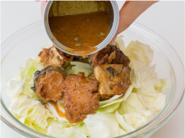 耐熱ボウルに1とサバ缶を汁ごと加え、Aを加え軽く混ぜる。