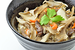 野菜を入れ栄養価を高めて薬効を期待するところから「かやく（加薬）ご飯」と呼ばれるようになったという説がある。手軽に作れて具材が多く、冷えても美味しいことから大阪では庶民の味として親しまれている。