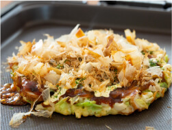 「お好み焼き」は安土桃山時代、千利休が菓子職人に作らせた「麩（ふ）の焼き」（小麦粉を水で溶き、鍋で薄焼きにして山椒入り味噌を挟んだ菓子）が起源とされている。