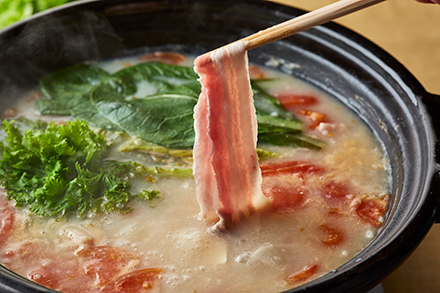 ふなずしの飯をだしに使ったうま酸っぱい豚と野菜の特性鍋。